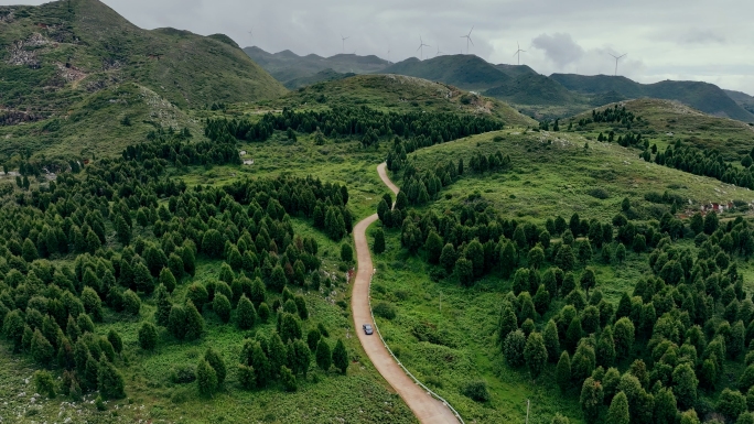 车行驶在山间树林航拍