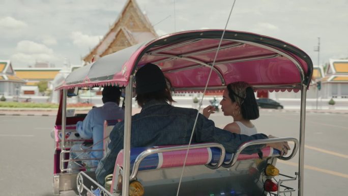 体验曼谷的魅力:年轻夫妇的冒险之旅与地标，当地出租车，和微笑。
