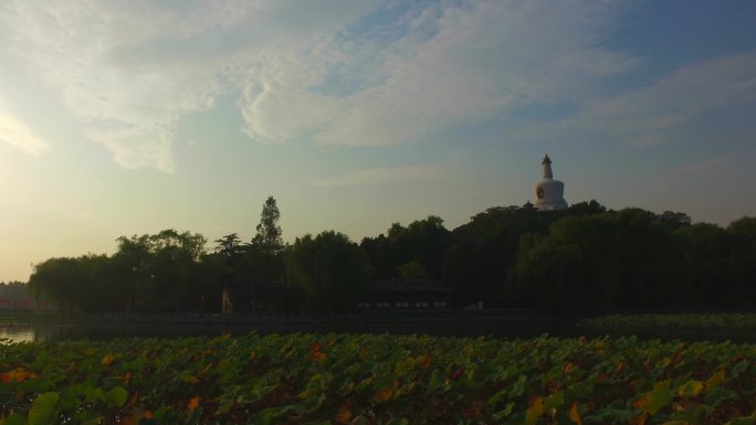 北京北海公园白塔蓝天白云古建筑皇家园林