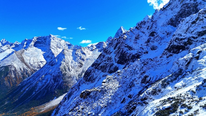 航拍四川阿坝州理县毕棚沟燕子岩