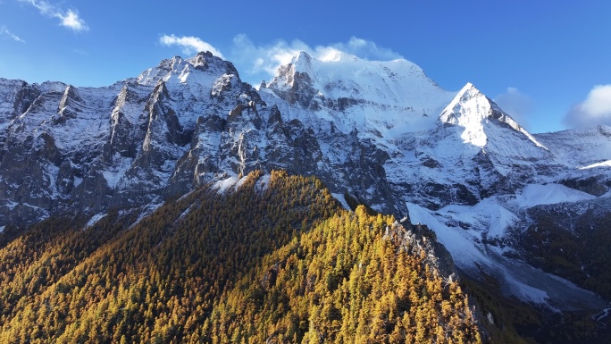 稻城亚丁仙乃日雪山秋景航拍