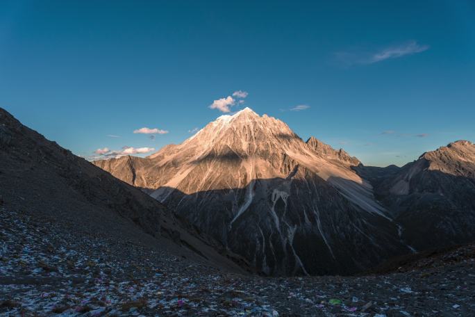 云绕雅拉日照金山