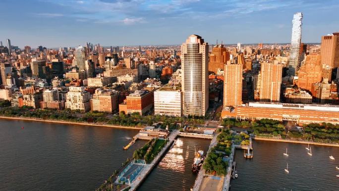 美丽明亮的纽约全景在晴天。无人机镜头拍到靠近河边的一栋高楼。