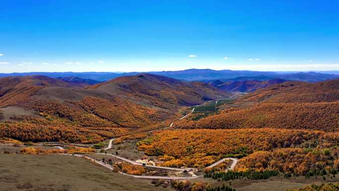 秋天的五彩山脉山路