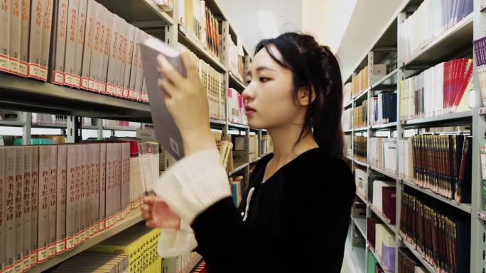 女孩看书 大学图书馆 大学生 自习的学生