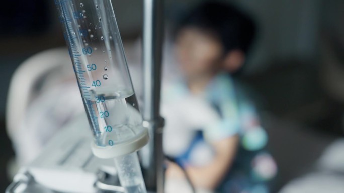 图为在医院给一名男孩病人输液时使用静脉输液管。