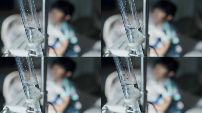 图为在医院给一名男孩病人输液时使用静脉输液管。