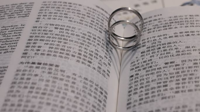 结婚婚礼戒指拍摄古书文字光影爱心影子婚戒