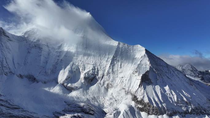 稻城亚丁央迈勇雪山航拍