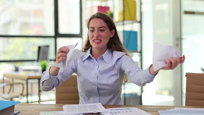 愤怒的女高管在餐桌上遇到项目麻烦