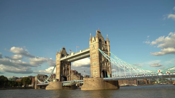 伦敦塔桥是一座建在泰晤士河上的地磅桥