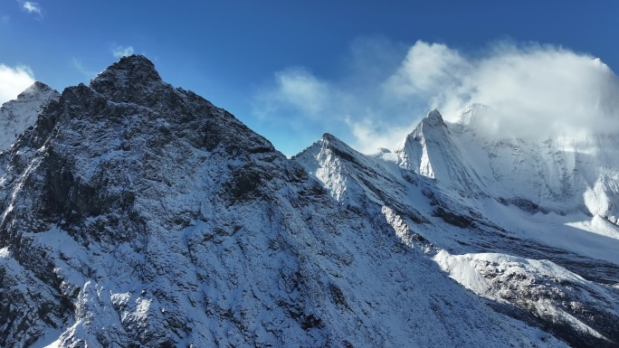 壮丽巍峨大气雄伟雪山航拍