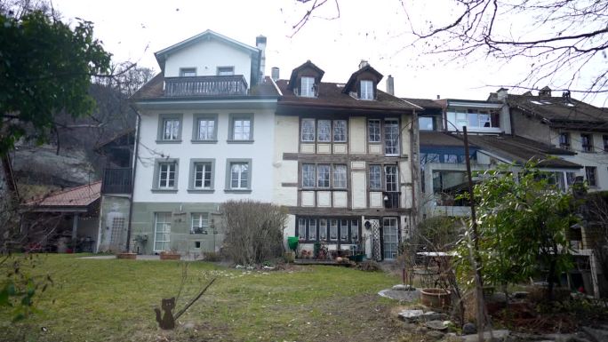 弗里堡，瑞士，大约2022年3月——旧欧洲建筑的立面，人性化的建筑细节特写。传统的住宅