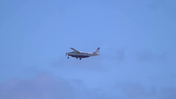 小型飞机在清澈的蓝天中滑翔，4k慢动作，60fps