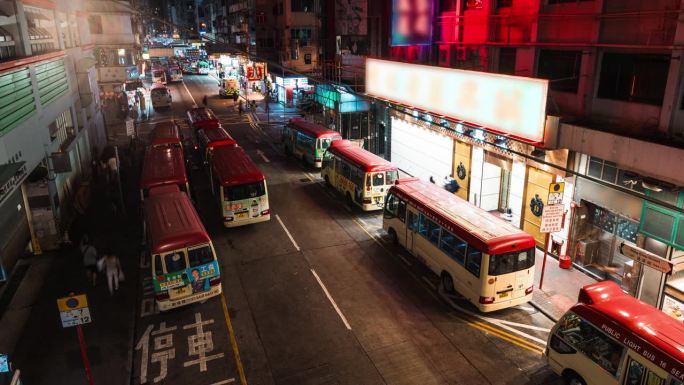 香港旺角购物区的公共小巴在巴士站排队