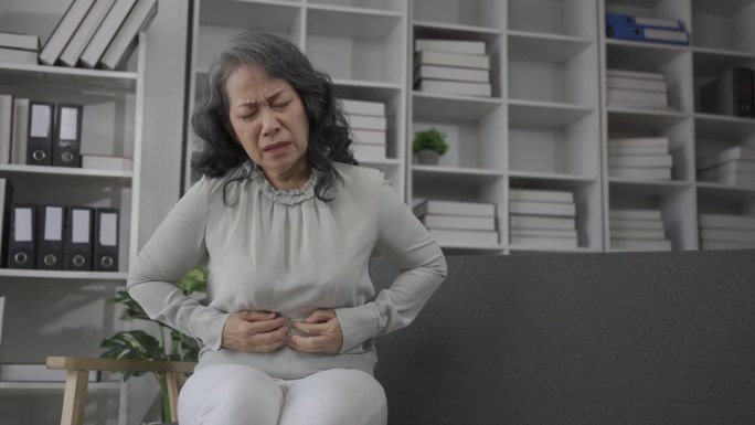 由于病人食物中毒和细菌感染而引起严重胃痛的妇女。胃肠道疾病的知识库，