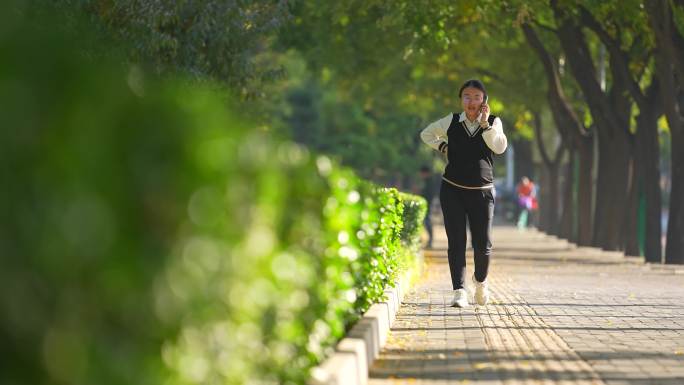 北京 走路步行  上班路上人流  年轻人