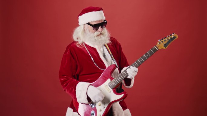 时髦的圣诞老人戴着墨镜弹电吉他