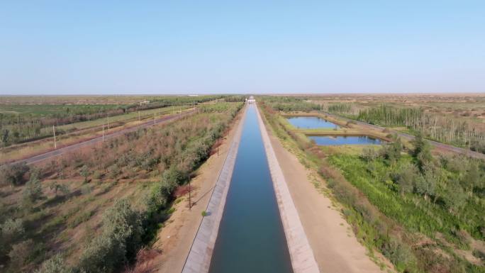 新疆戈壁滩上的水渠公路