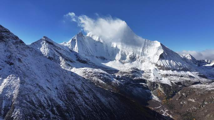 稻城亚丁央迈勇雪山航拍