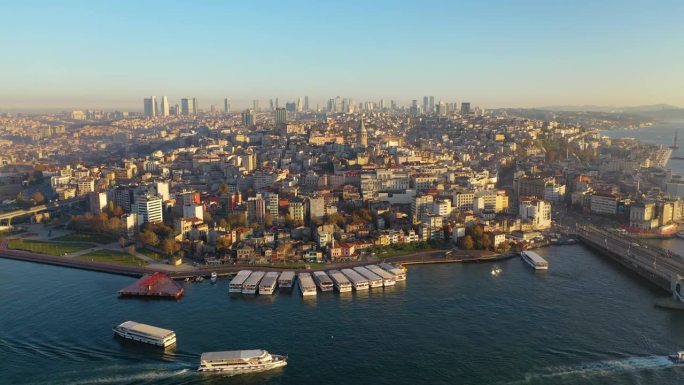日落时分，无人机在远离加拉塔的海面上拍摄视频。海陆空交通鸟瞰图。伊斯坦布尔,土耳其。