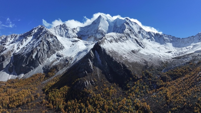 高原雪山秋景