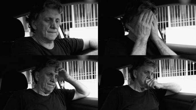 忧心忡忡的老人与车内问题斗争的戏剧性场景。车内紧张、忧虑、沉思的年长白人，黑白单色