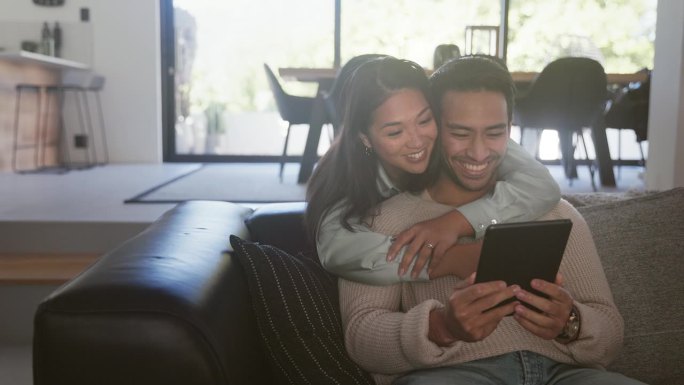 共享屏幕，共享心灵:拥抱科技和沙发上的爱