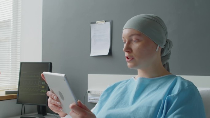 癌症患者用平板电脑与朋友交流