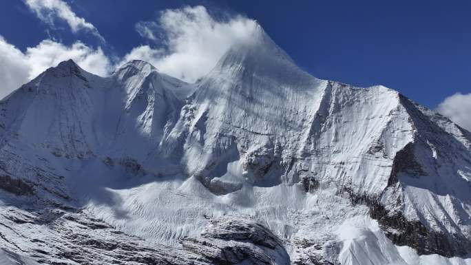 稻城亚丁央迈勇雪山航拍