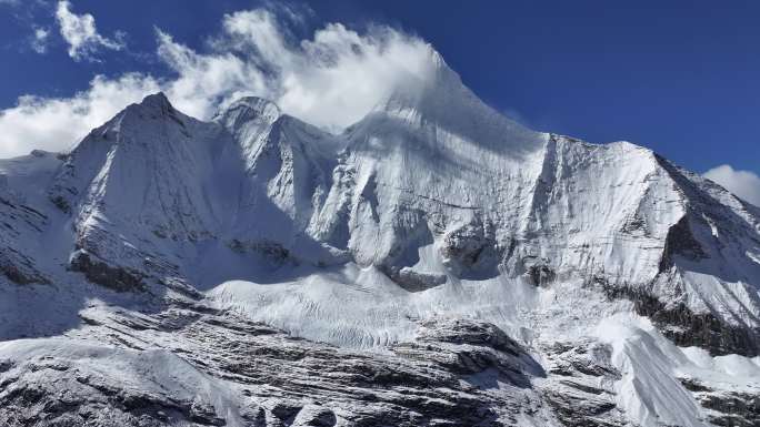 稻城亚丁央迈勇雪山航拍