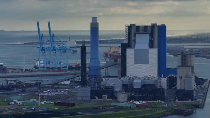 Maasvlakte是鹿特丹港内欧洲港口和工业设施向西扩展的大规模人工项目