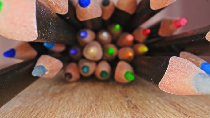 一套彩色尖铅笔蜡笔微距探针镜头