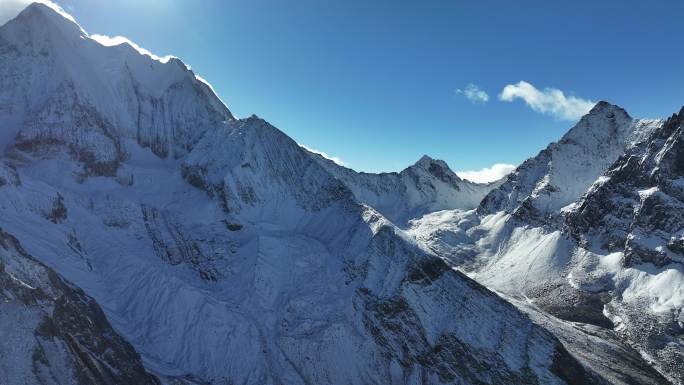 壮丽巍峨大气雄伟雪山航拍