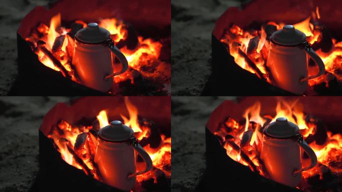 篝火中烧煤的金属水壶近照。晚上在沙漠里泡贝都因茶