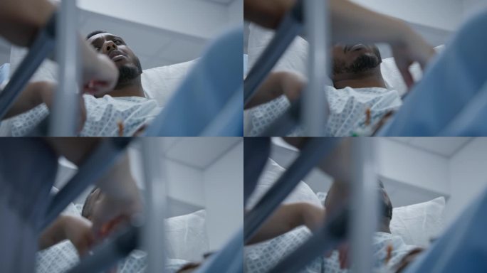 手术前，一名男子躺在轮床上与医生交谈