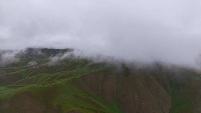 青海大山云雾航拍