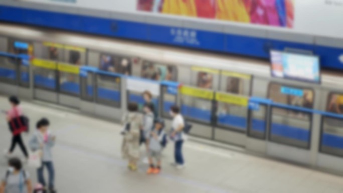 失焦模糊的乘客自上而下的视图，旅客在地铁站台上走下车后，上下班高峰时间或准备上车。