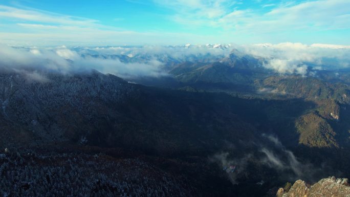 航拍雪山 雪景 云层上的美景莲花山