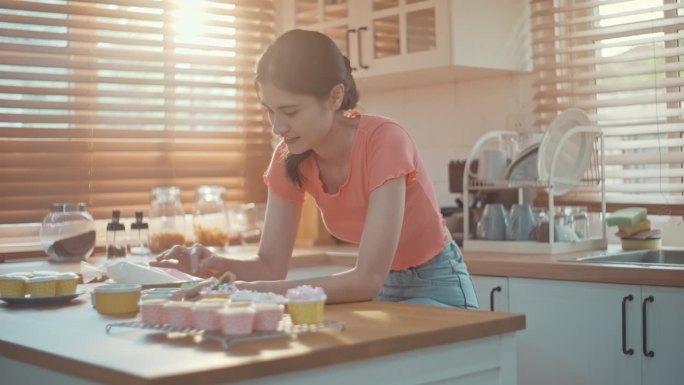 做纸杯蛋糕的女人女孩女人居家主妇