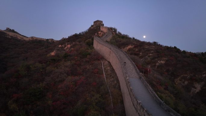 秋日八达岭长城满月