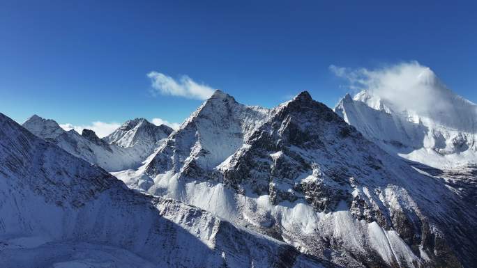 壮丽巍峨大气雄伟雪山航拍