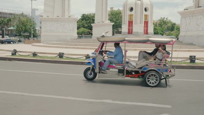 文化之旅:享受曼谷当地出租车之旅的年轻旅行者。