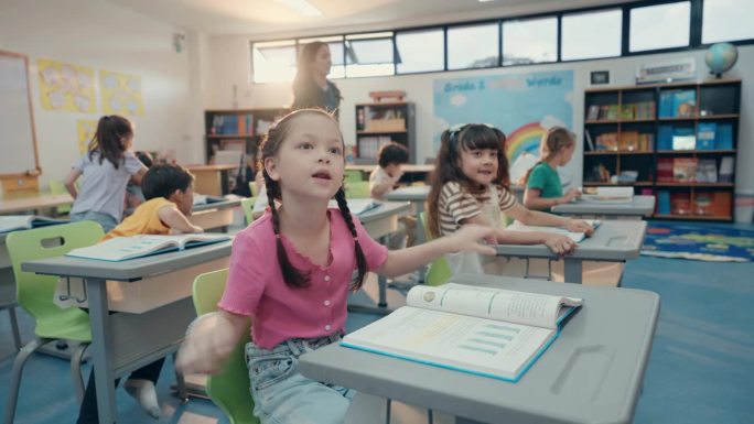 敬业的老师带领热情的学生进行精彩的课堂教学。