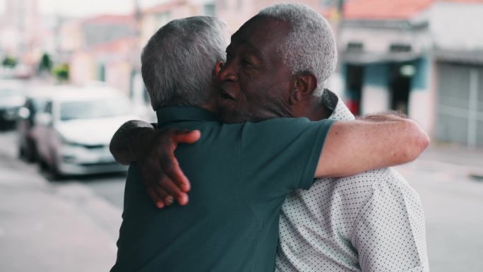 在城市街景中，不同的老人朋友互相拥抱