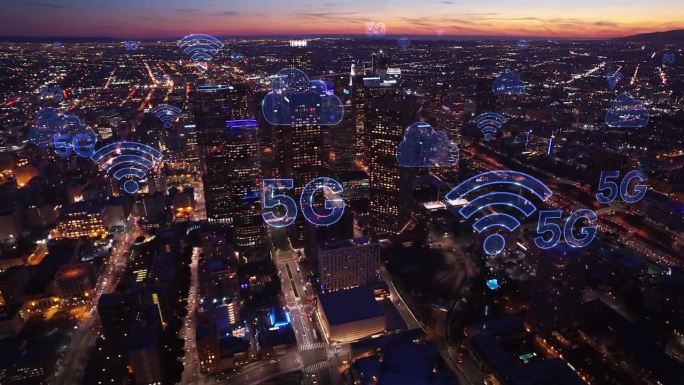 通过5G连接的空中城市。无线网络、移动技术概念、数据通信、云计算、人工智能、物联网。洛杉矶天际线。未