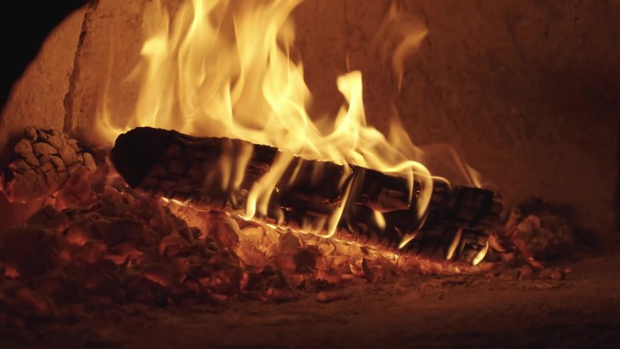 披萨烤炉内燃烧的木头