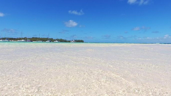 唯美沙滩清澈海水浪花涟漪