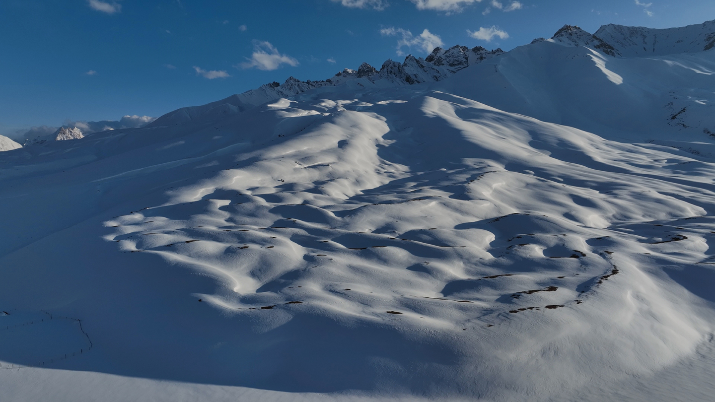 西藏八宿县然乌湖的雪山