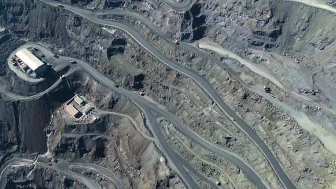 采石场铁矿开采采石场采石场卡车冶金生产巨坑顶视图无人机飞行